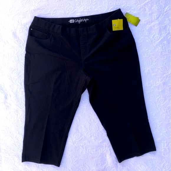 Lee StyleUp Natural Fit Embroidery Jean Capri size 24W Med NWT - Picture 2 of 15